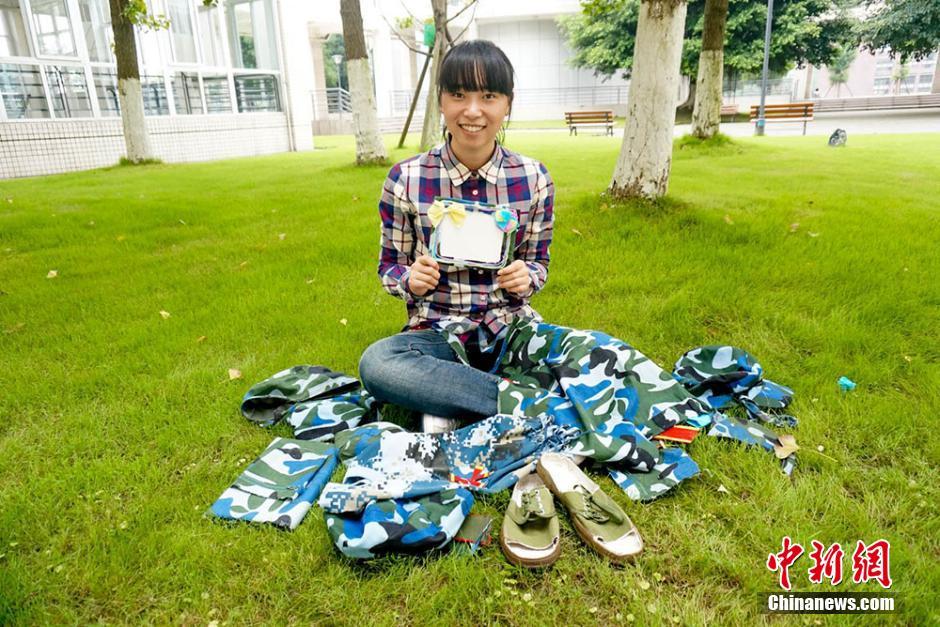 10 大一军训女生把解放鞋改成凉拖