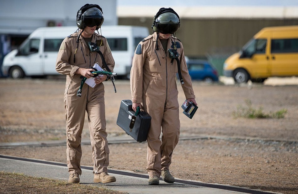 英国顶尖女飞行员率队打击isis