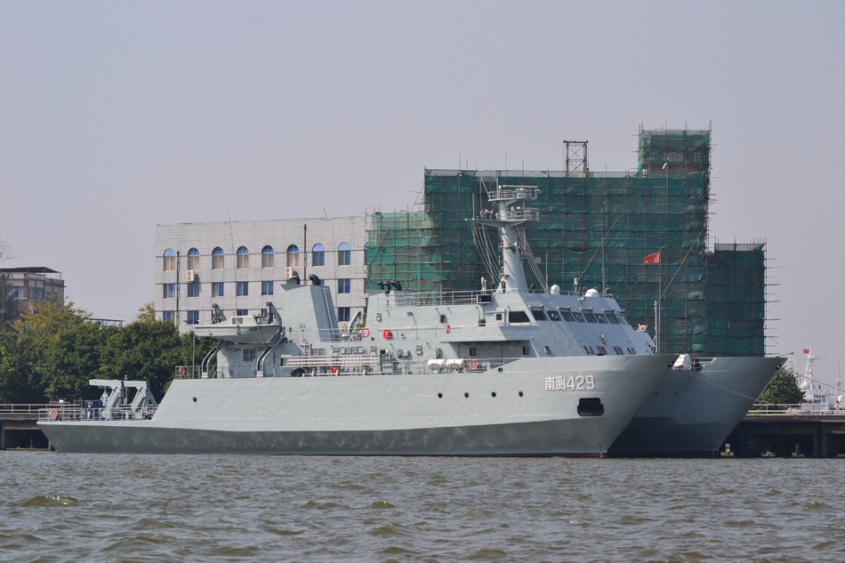 资料图:在建的中国海军双体测量船