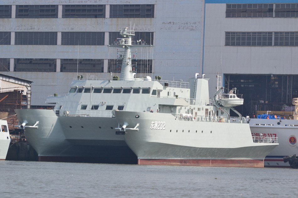 中国双体测量船现身冲绳附近
