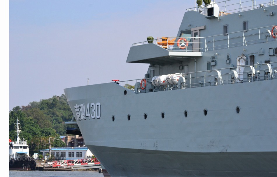 中国双体测量船现身冲绳附近