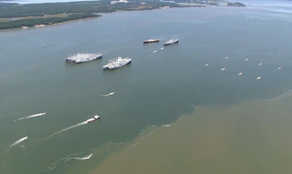 美军无人艇如蜂群围攻水面战舰