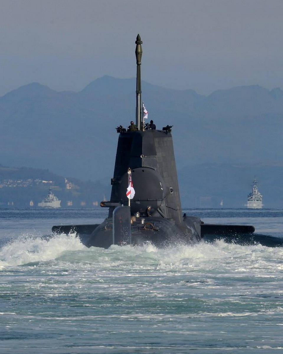 英军展示机敏号核潜艇出水猛照