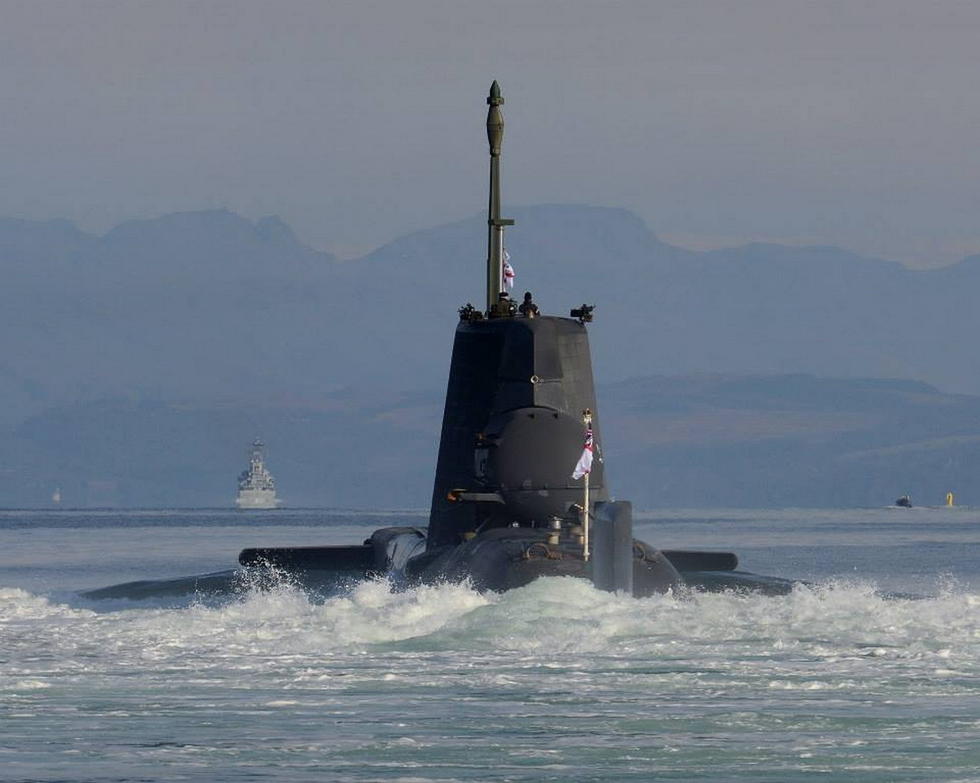 英军展示机敏号核潜艇出水猛照