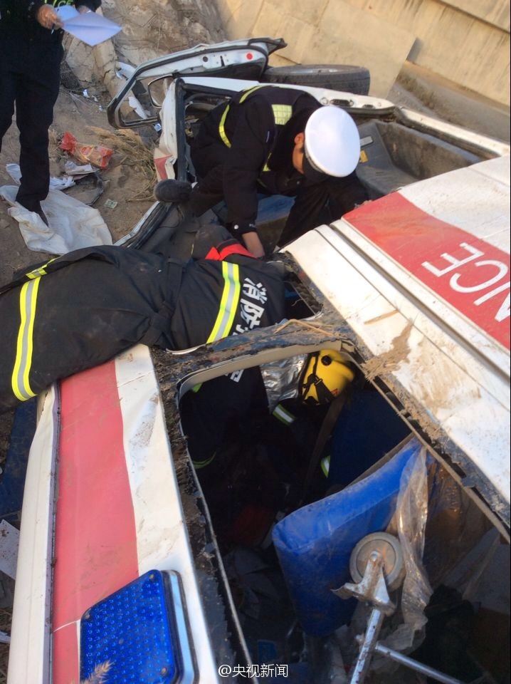 连霍高速载重症病人救护车发生侧翻致5死3伤