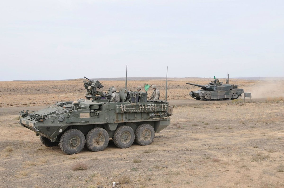 10式坦克与美军装甲车并肩作战