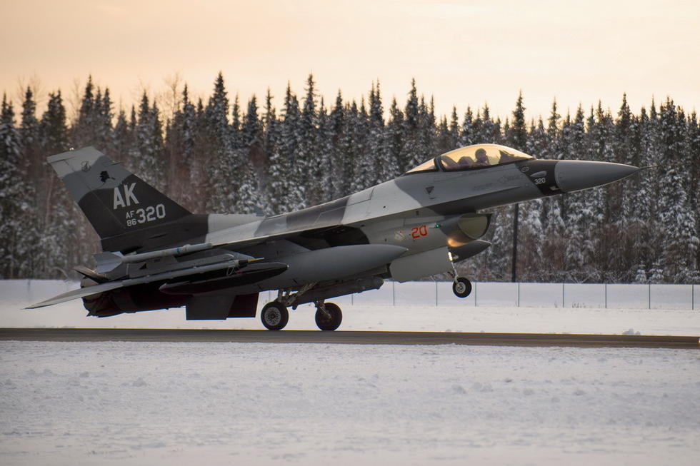 美军红旗军演在冰天雪地中打响