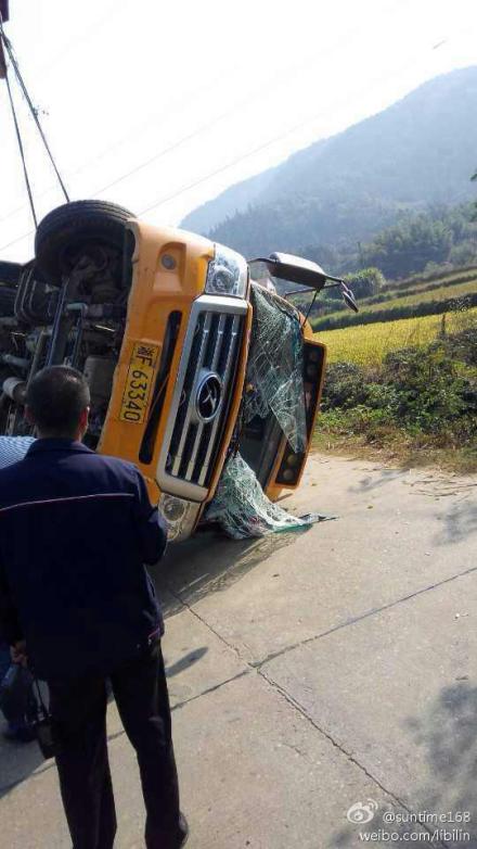 岳陽華容東山一校車翻車事故車上17名小學生