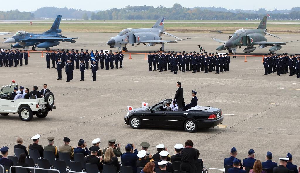 29 安倍出席自卫队阅兵式未提中国 称将无缝应对安保法制