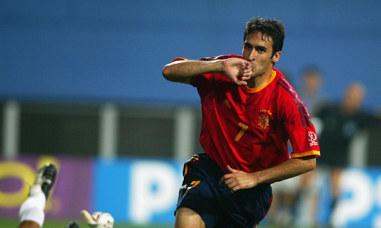 在2002年之前,全西班牙都称颂着一个金童,他叫劳尔.   4/38 隐藏描述