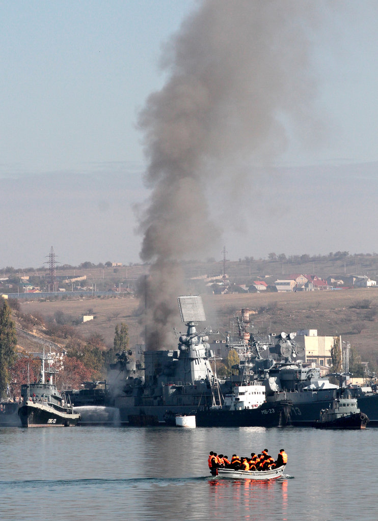 俄黑海舰队大型反潜舰发生火灾