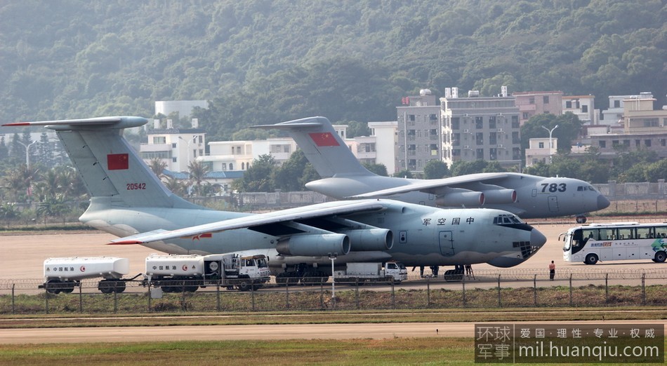 中国运20与俄制伊尔76并排比较