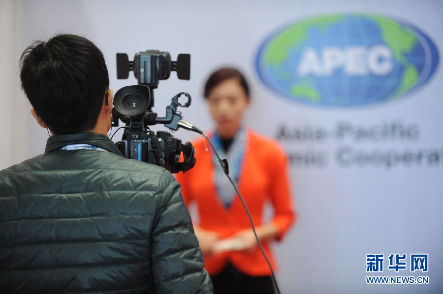 正在进行现场直播的电视台主播 新华网记者 陈竞超 摄