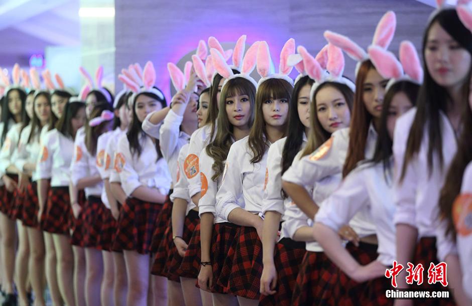 南京百位兔女郎集体出动引围观