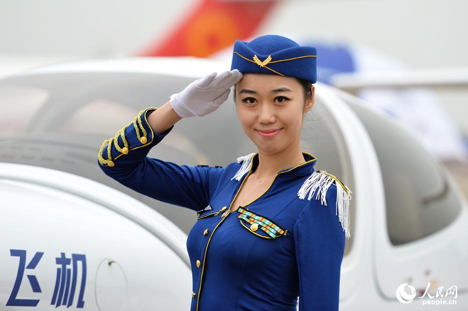 珠海航展空姐模特上演制服秀