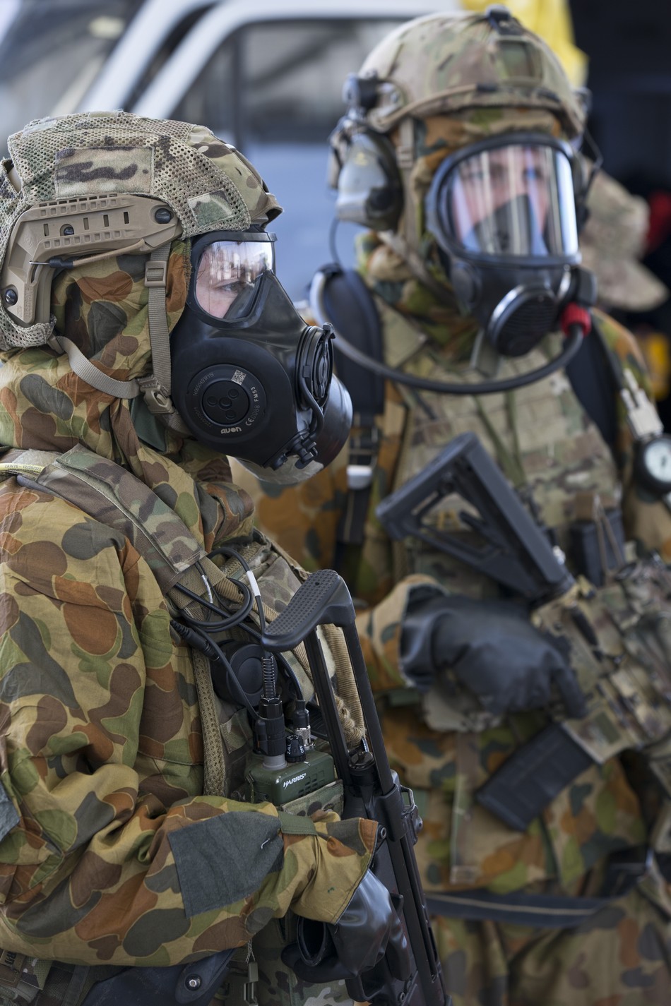 澳军特种部队向解放军展示武器