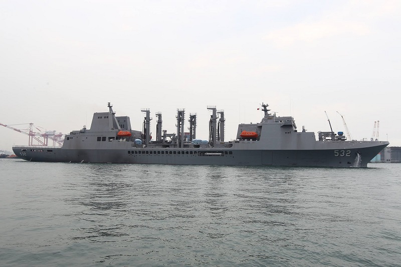 台湾最大军舰磐石舰出发海试