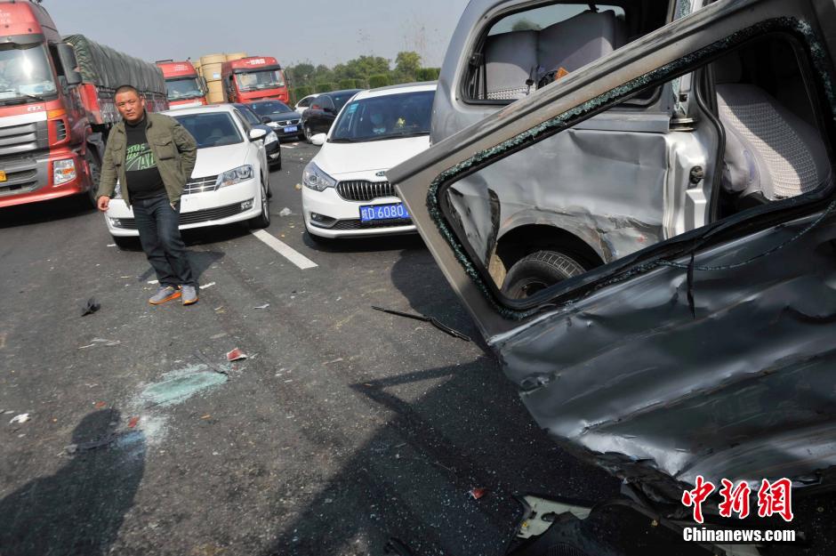 安徽合淮阜高速发生70余辆车追尾事故