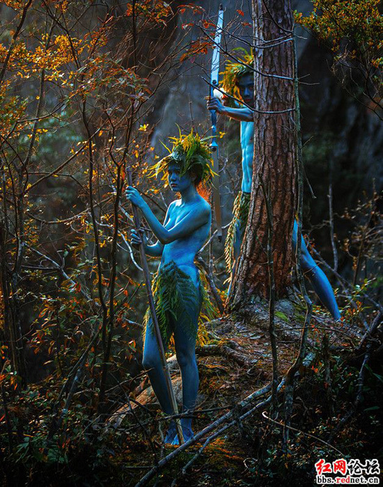 情侣景区拍裸体婚纱照旁若无人秀恩爱