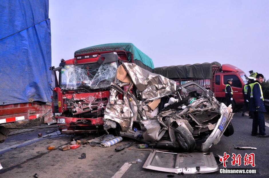 成绵高速复线绵阳往成都方向距什邡北出口6公里处发生53车连环追尾