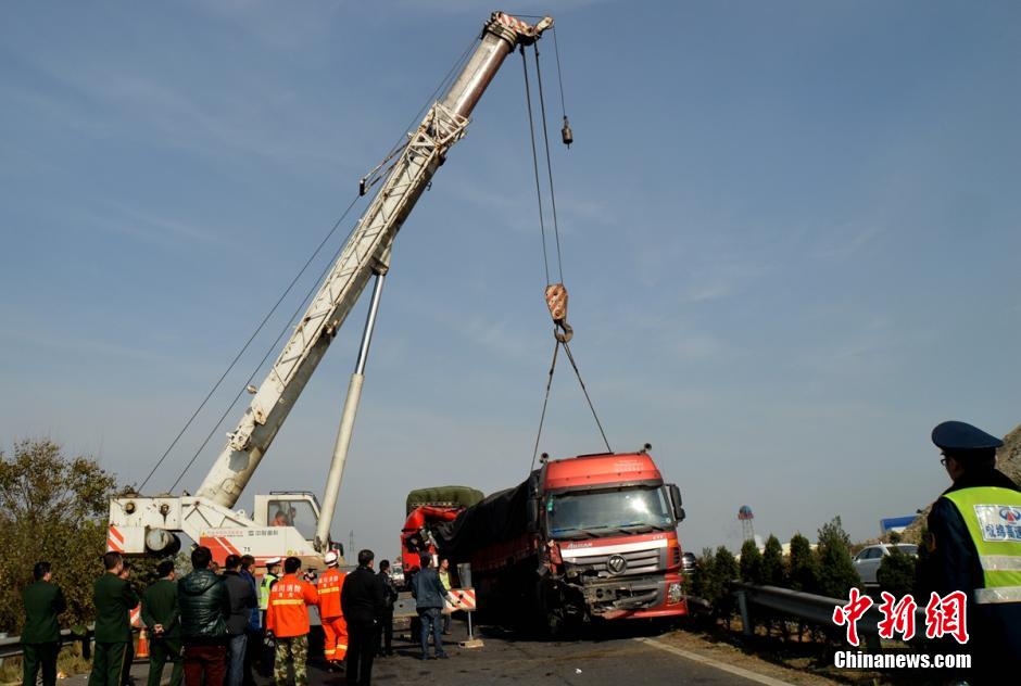 成绵高速复线绵阳往成都方向距什邡北出口6公里处发生53车连环追尾