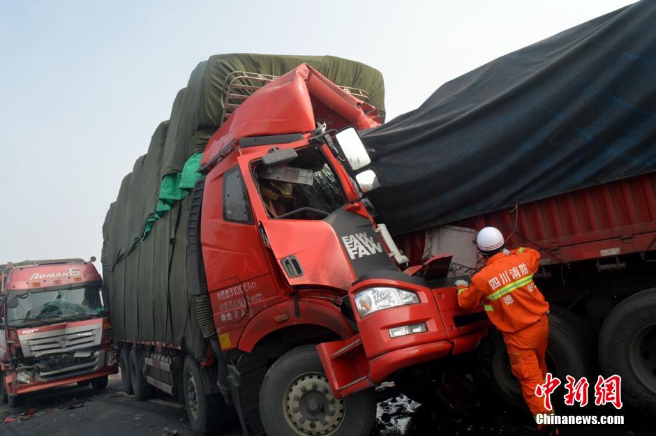 成绵高速复线绵阳往成都方向距什邡北出口6公里处发生53车连环追尾