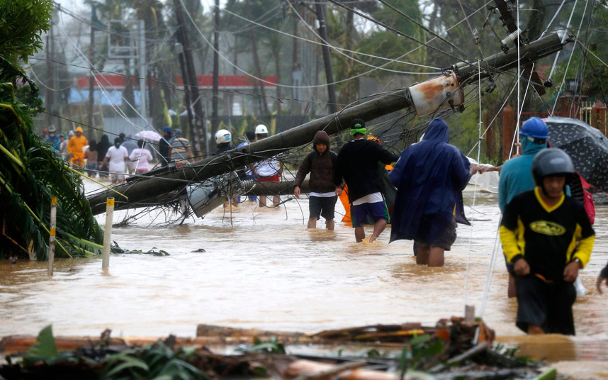 21 台风袭击菲律宾致3死 屋顶被掀翻电线杆被拔起