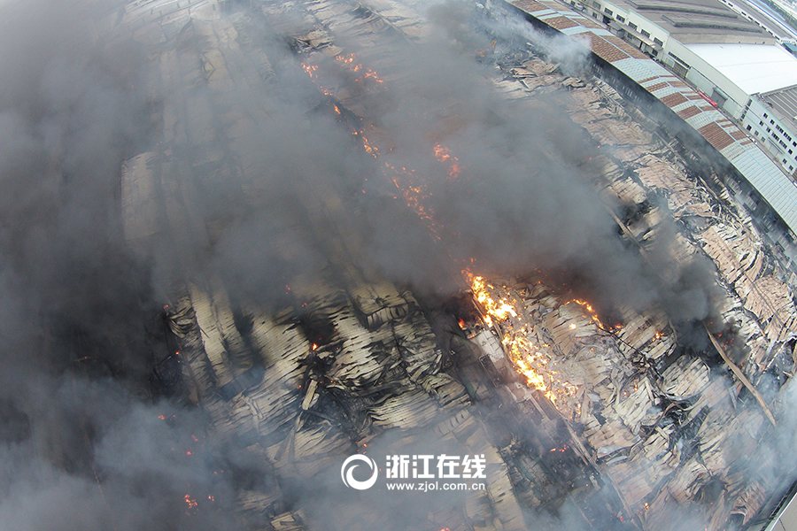 海宁盐仓一建筑起火 现场浓烟滚滚