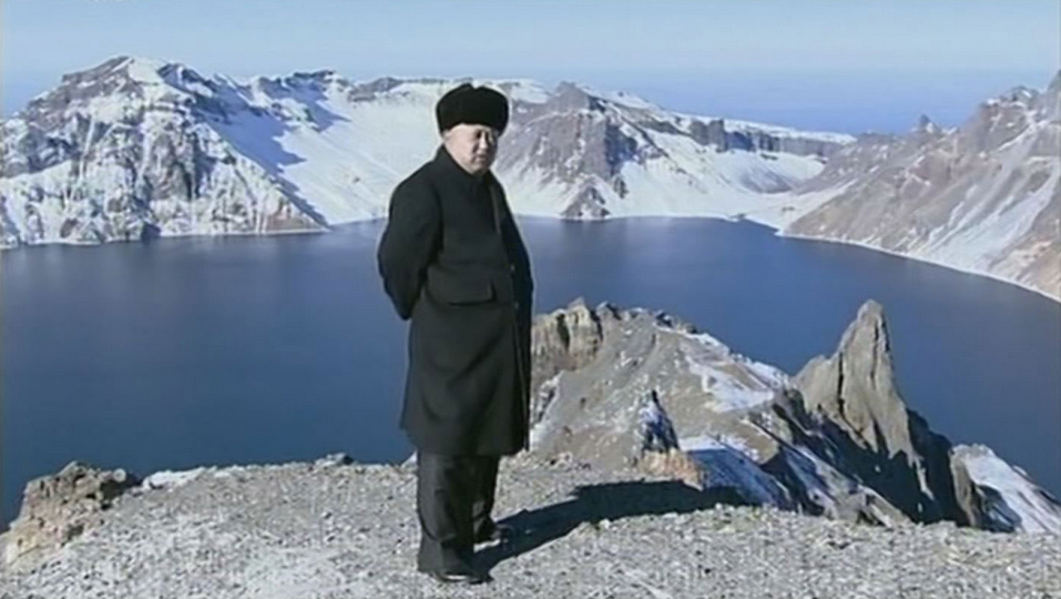 金正恩登顶白头山剪刀手姿势拍照