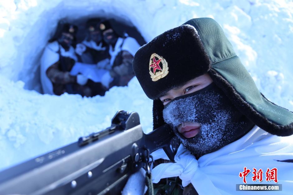 黑龙江边防战士野外冬训挖雪洞宿营