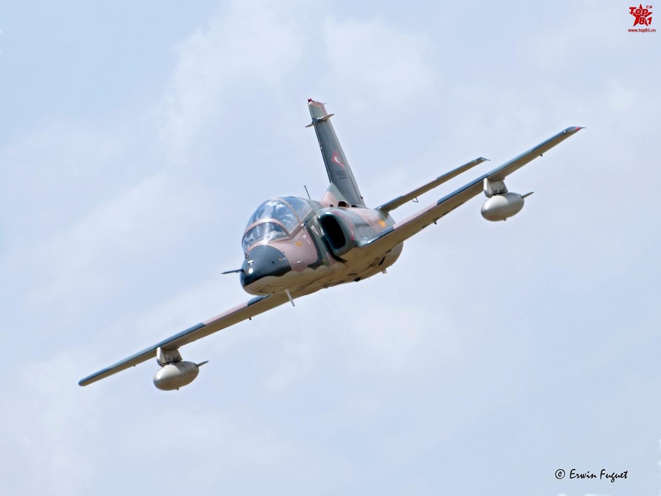 外销k8教练机hud视角画面