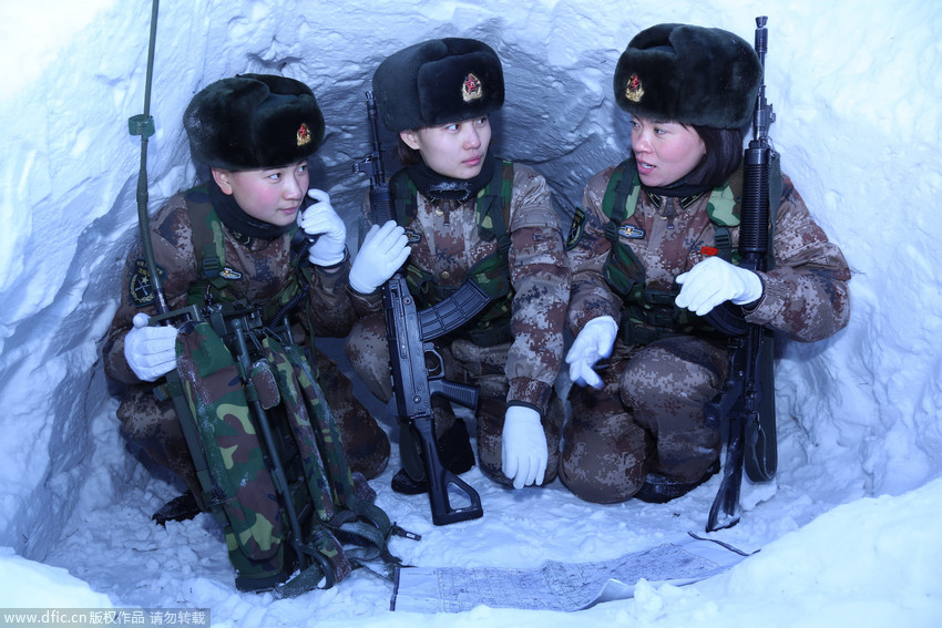 滑雪场,十名妙龄女郎身着红色圣诞泳装在冰天雪地滑雪迎接圣诞的到来