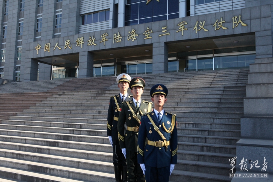 解放军新式礼宾服金光闪闪