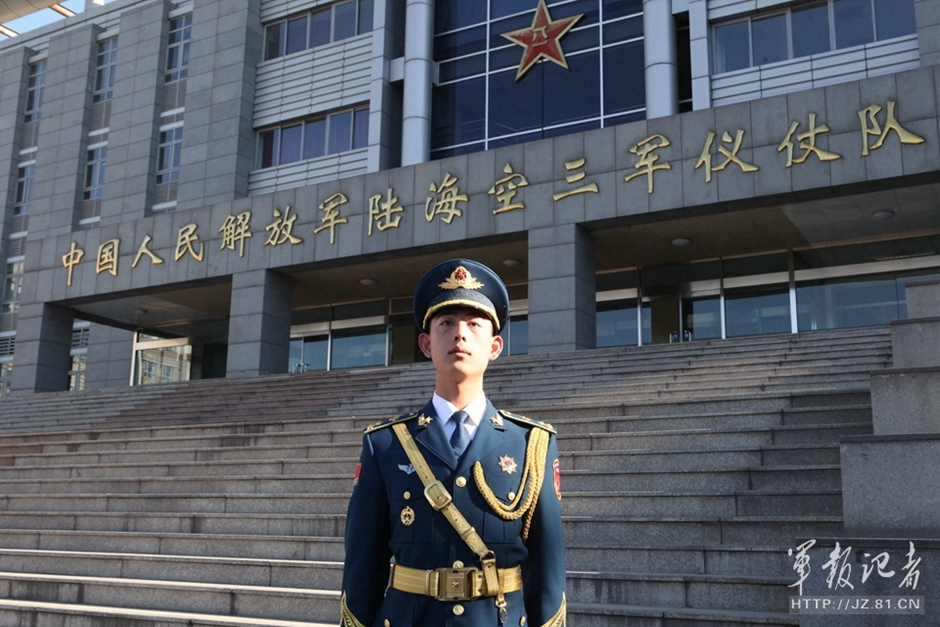 解放军新式礼宾服金光闪闪