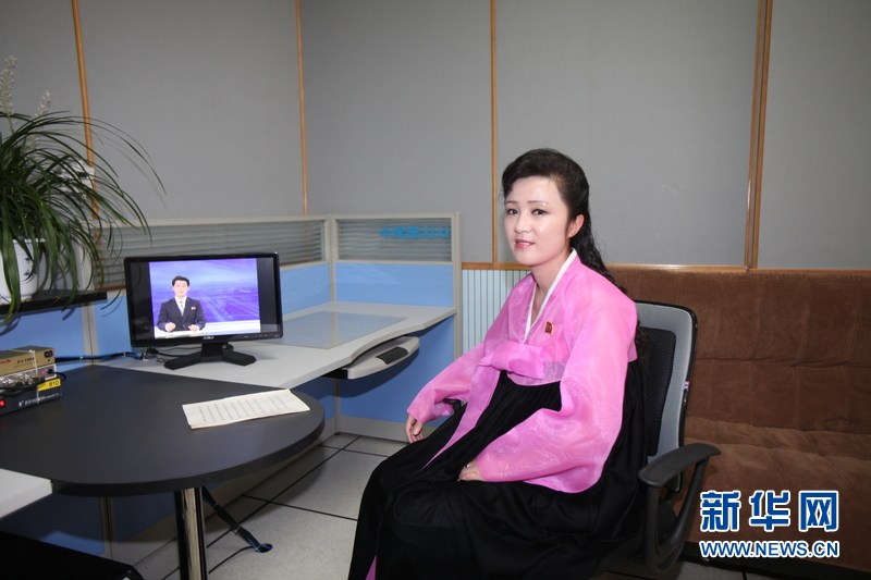 朝鲜中央电视台主播李春姬在朝鲜"战胜节"中朝老兵联欢会上主持.