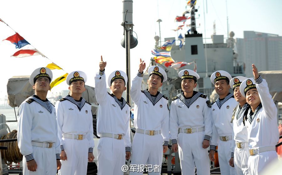 海军男初级士官正式着水兵服