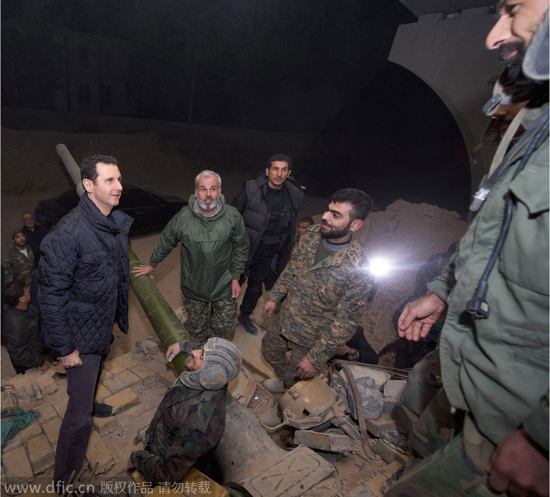 叙利亚总统新年前夕慰问前线士兵一起共进美食