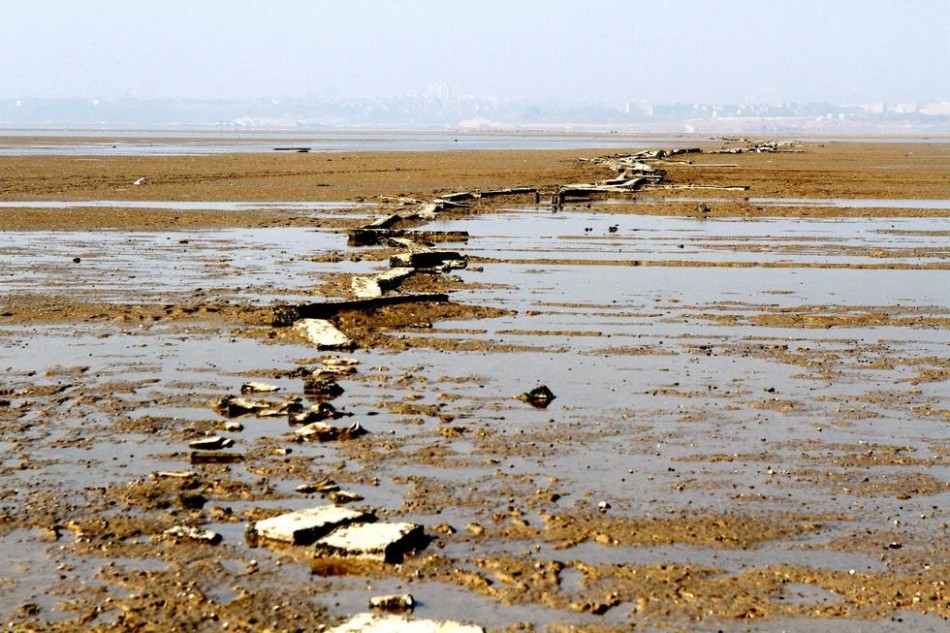 鄱陽湖逼近極枯水位湖底景觀水落石出