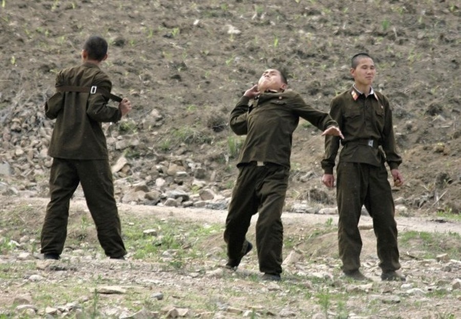 朝鲜士兵向河对岸猛扔石头