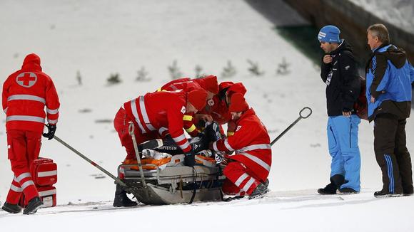 跳台滑雪选手百米摔下脸部着地一度昏迷图