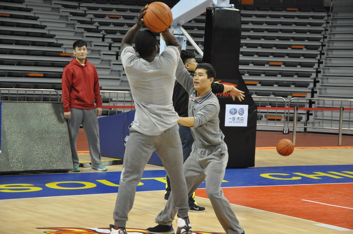 广东备战:穆迪埃伤愈训练 全队拍摄拜年合照