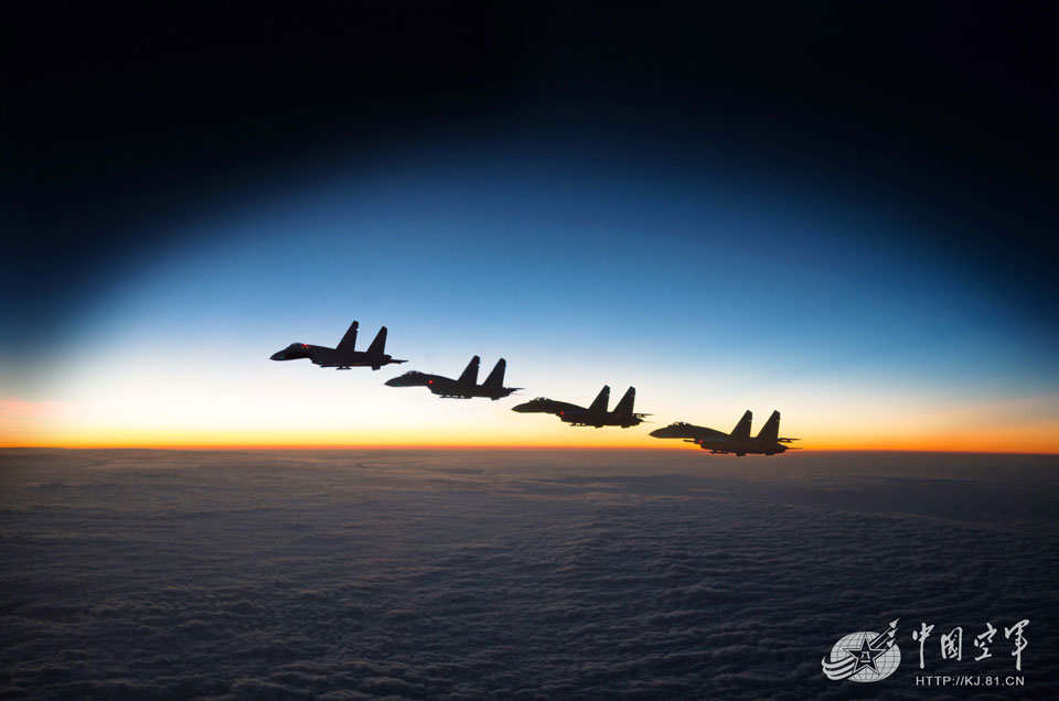 仰拍歼11重歼发射火箭弹瞬间