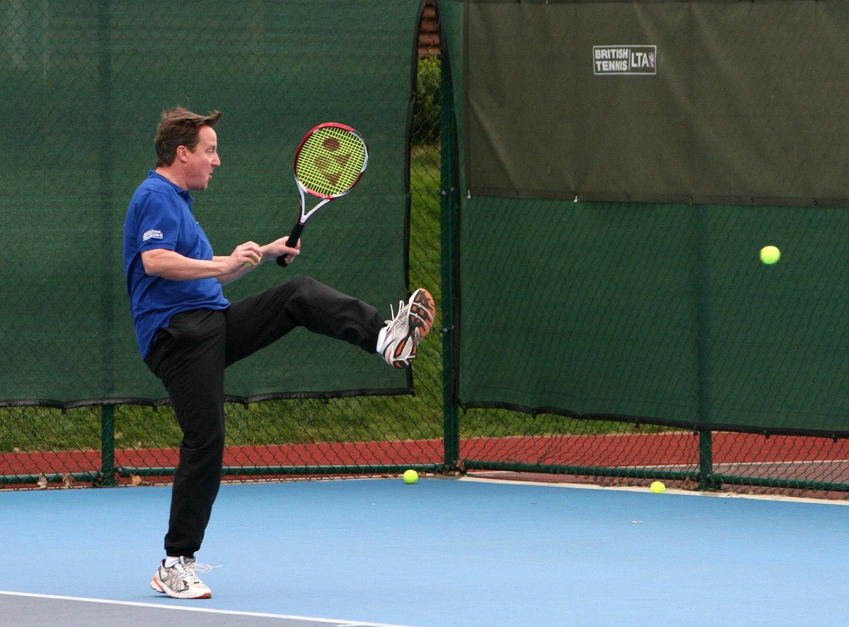 卡梅伦打乒乓球变"僵尸" 绿茵场pk小学生