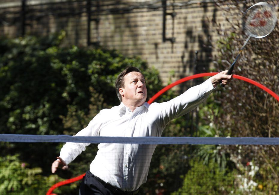 卡梅伦打乒乓球变"僵尸" 绿茵场pk小学生