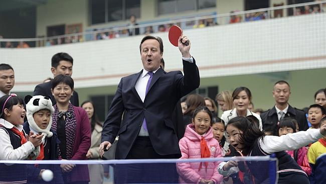 卡梅伦打乒乓球变"僵尸" 绿茵场pk小学生