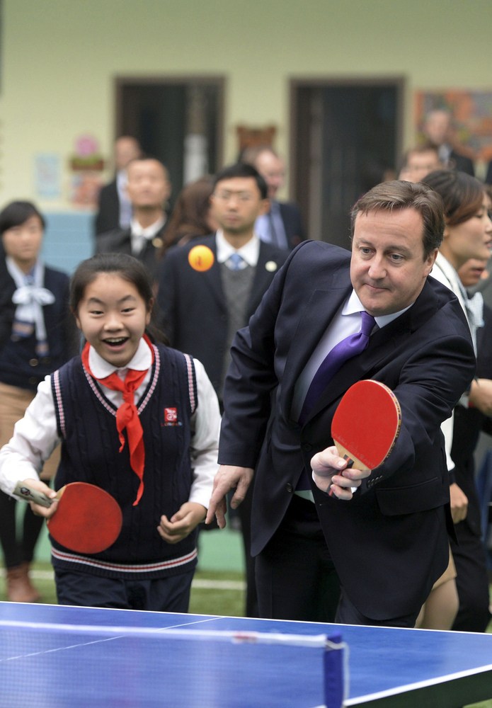 卡梅伦打乒乓球变"僵尸" 绿茵场pk小学生