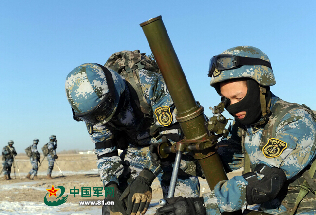 陆战队战士使用87式82mm迫击炮.