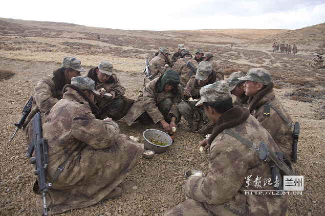 我军无人区守军生活艰苦困难