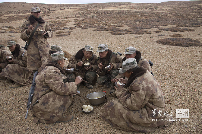 我军无人区守军生活艰苦困难
