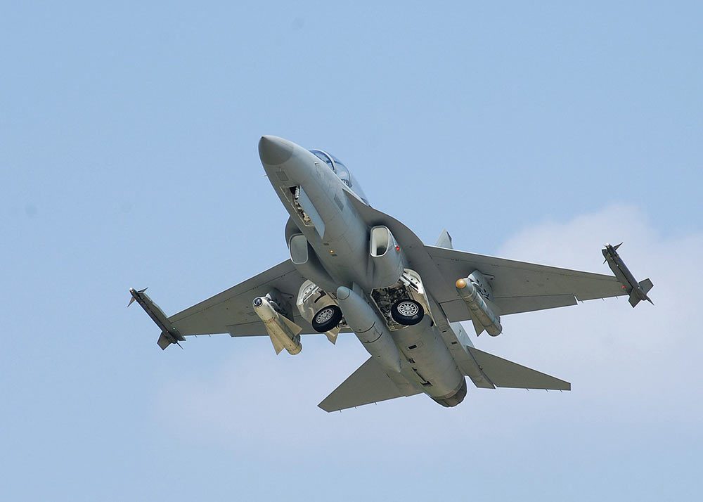 韩国fa50攻击机投下一串炸弹